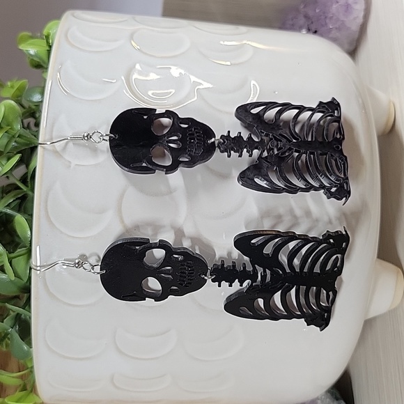 🔥LAST PAIR🔥 Black Skeleton Spooky Drop Earrings - Picture 1 of 8